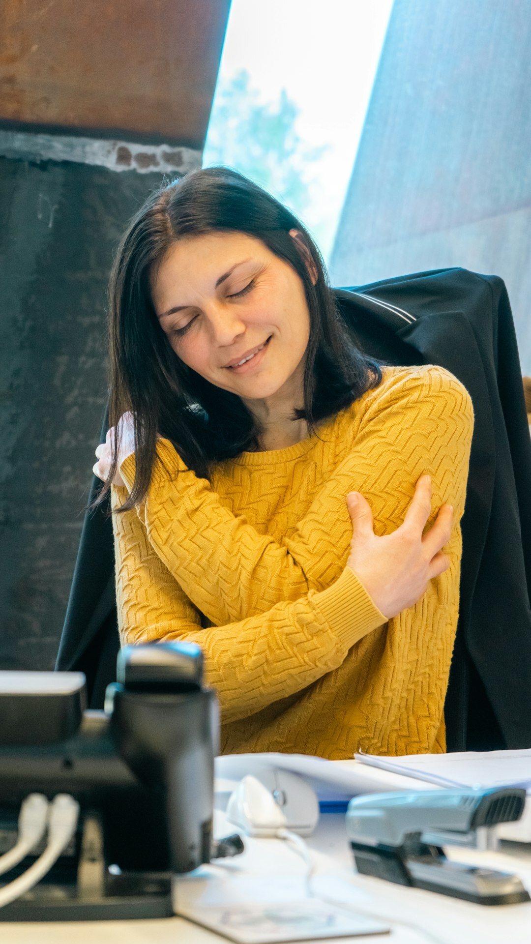 Vrouw die aantekeningen doorneemt aan een bureau