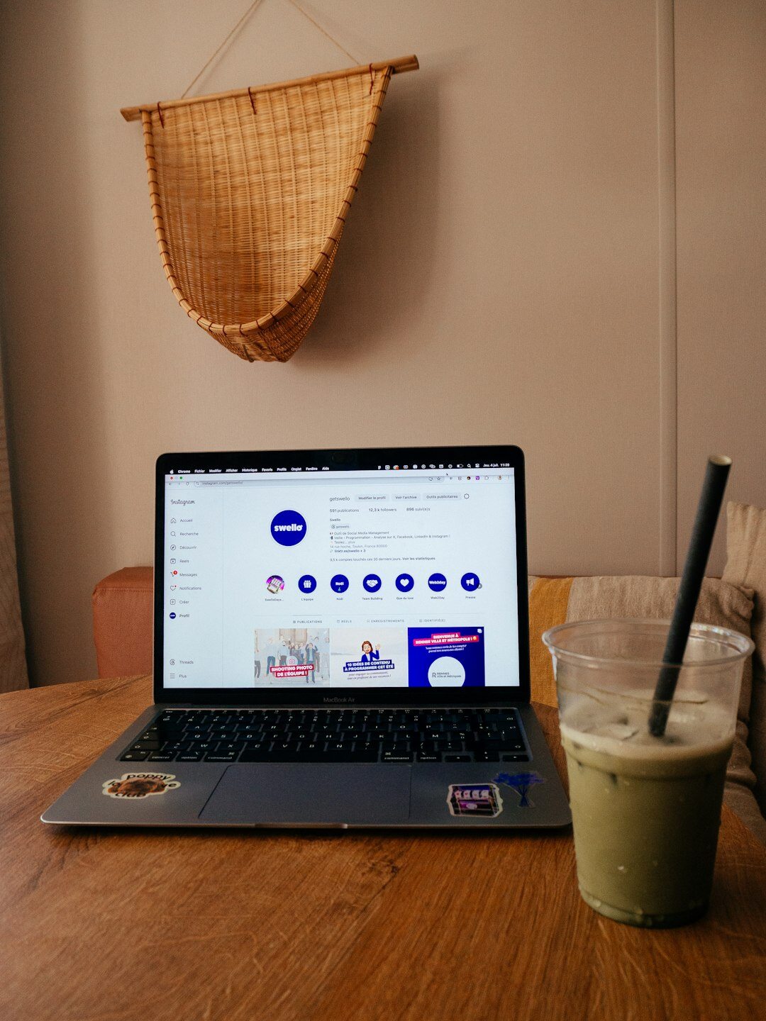 Bovenaanzicht van een bureau met laptop en notitieblok
